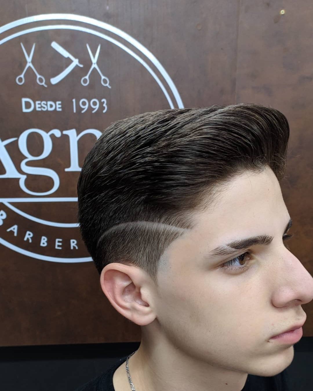 Corte masculino com degradê e topete, feito na AGNOS