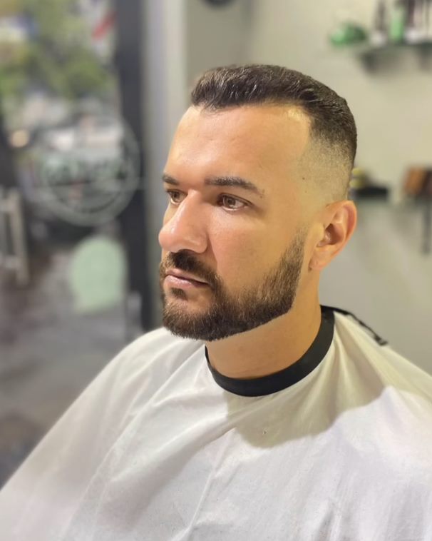 Barba cheia desenhada com degradê no cabelo