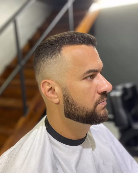 Barba desenhada e alinhada, vista de perfil