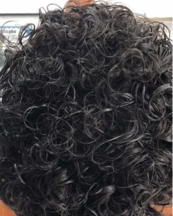 Cabelo cacheado com cachos definidos e volume