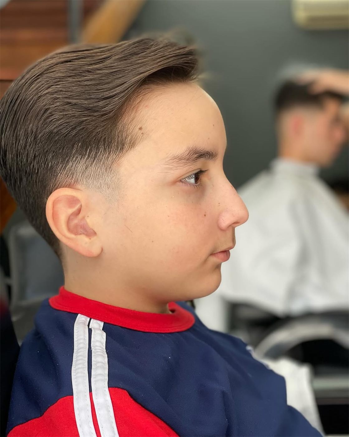 Corte masculino com degradê e acabamento na navalha