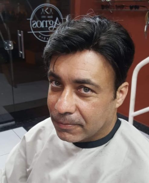 Cliente com prótese capilar aplicada, cabelo cheio e natural