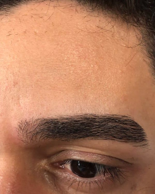Sobrancelha masculina desenhada, em detalhe